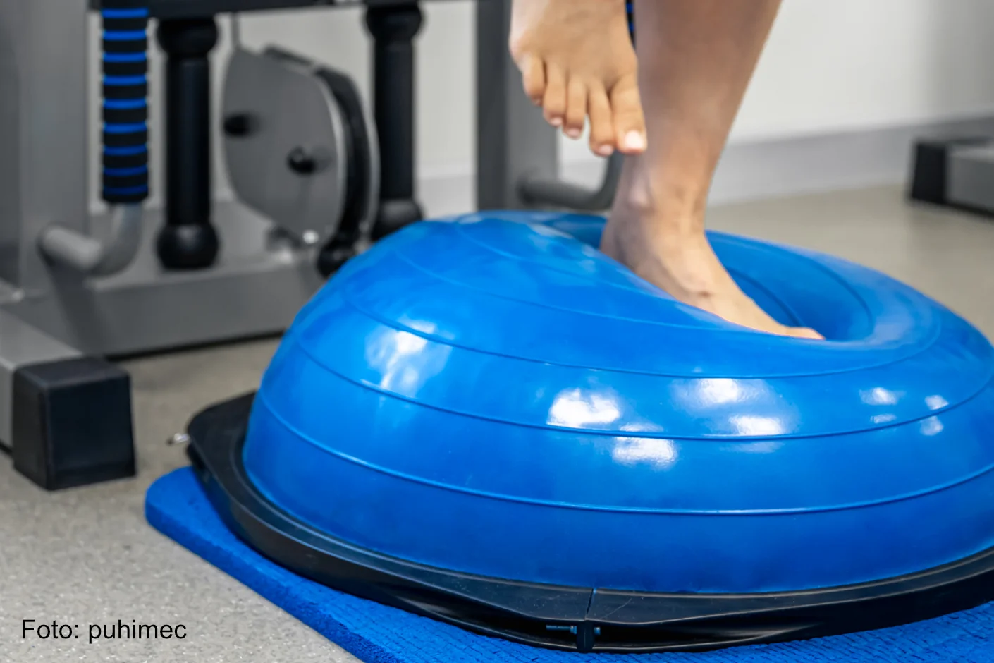 Balance Training mit einem blauen Bosu Ball - VNYU2US - Foto puhimec